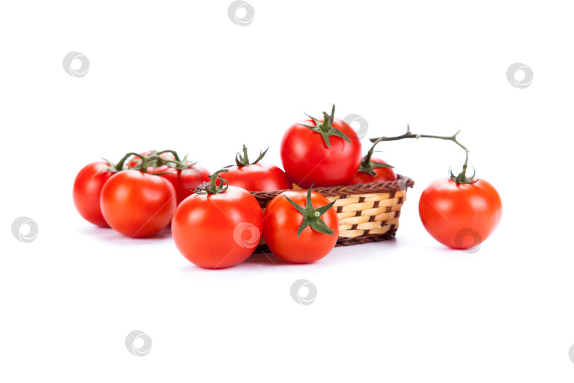 Скачать красные помидоры в маленькой корзинке на белом фоне фотосток Ozero