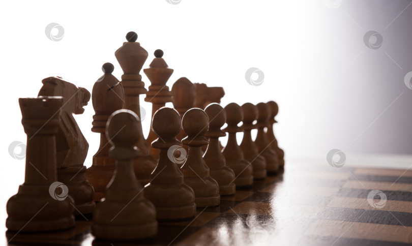 Скачать набор больших белых шахматных фигур фотосток Ozero