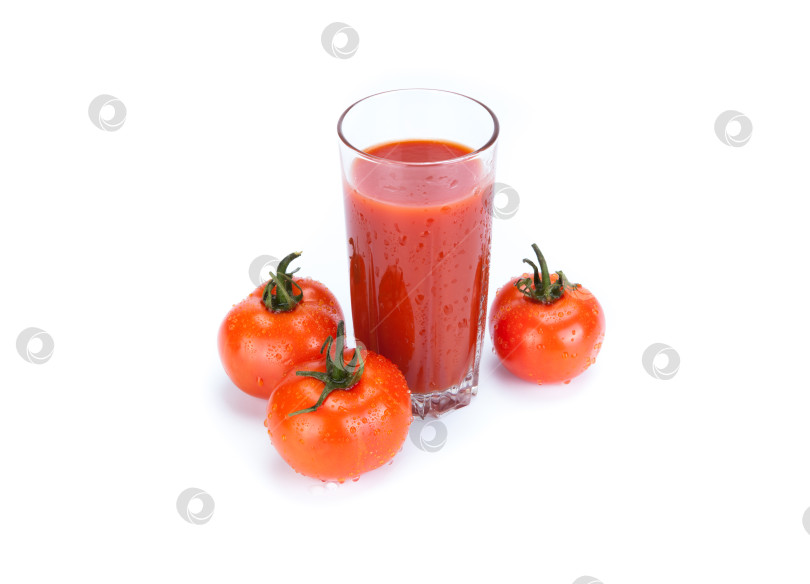 Скачать красные помидоры и стакан томатного сока на белом фоне фотосток Ozero