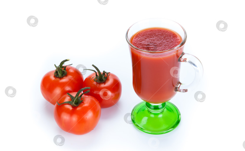 Скачать красные помидоры и стакан томатного сока на белом фоне фотосток Ozero