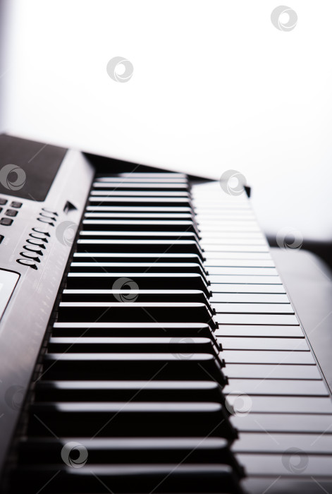 Скачать Клавиши пианино на белом фоне фотосток Ozero