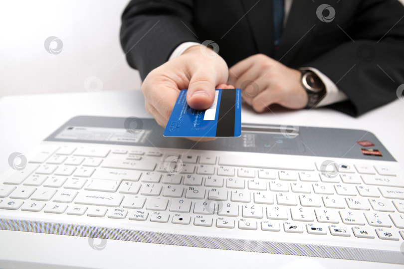 Скачать Кредитная карта в руке при оплате фотосток Ozero