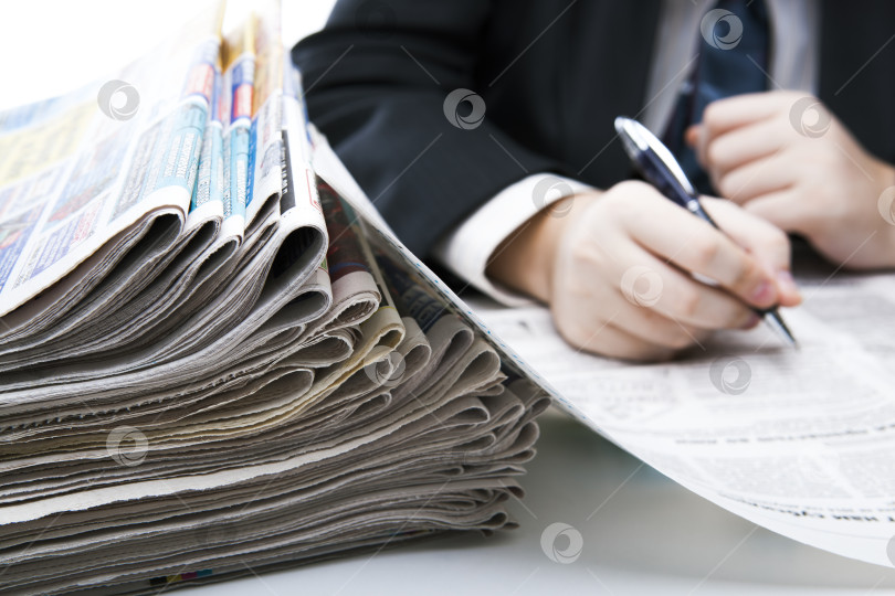 Скачать стопка газет в офисе крупным планом фотосток Ozero