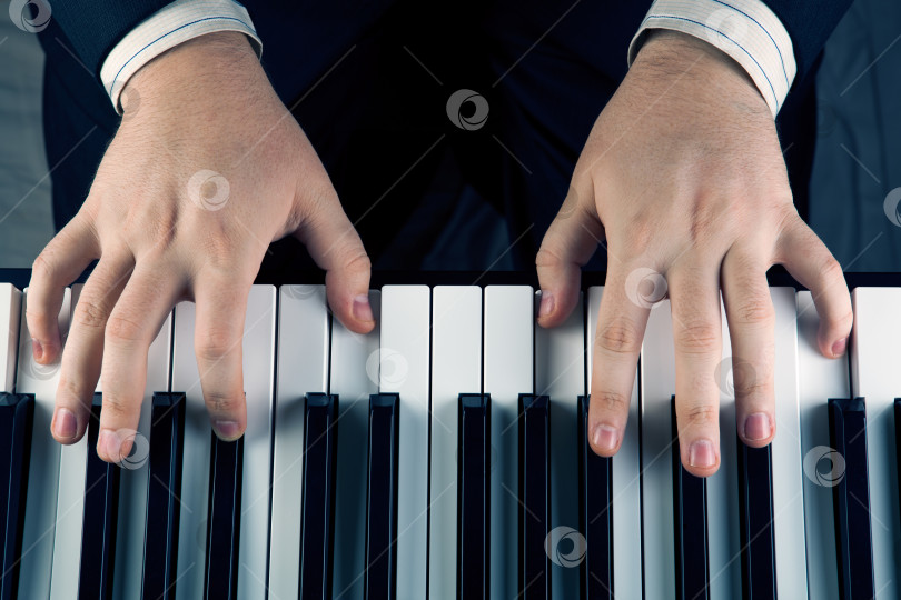 Скачать Клавиши пианино и человеческие руки фотосток Ozero