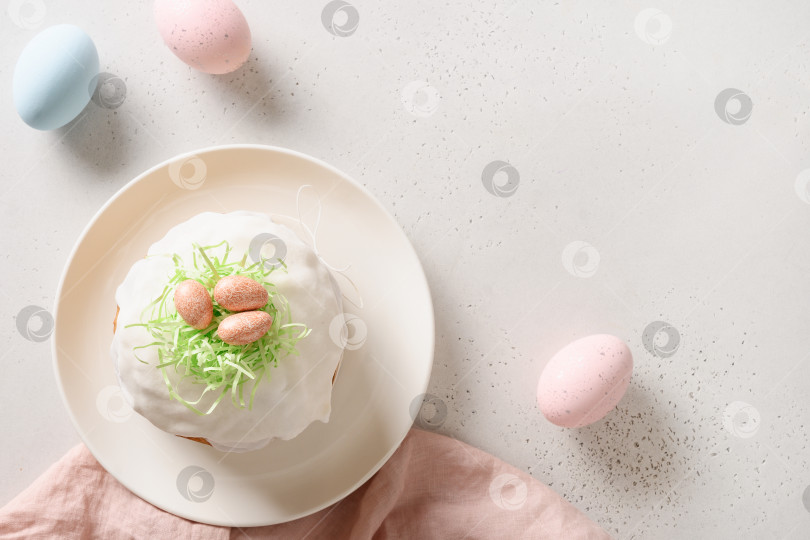 Скачать Пасхальный кулич и разноцветные розовые яйца на белом фоне. фотосток Ozero