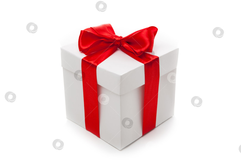Скачать Белая подарочная коробка с красной лентой фотосток Ozero