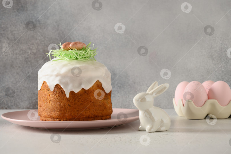 Скачать Домашний пасхальный кулич, розовые яйца, пасхальный кролик для празднования по обычаю. фотосток Ozero