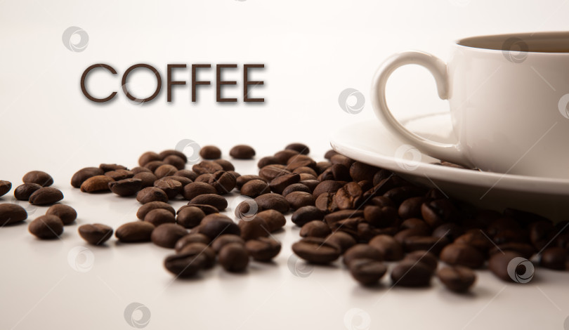 Скачать чашка черного кофе с обжаренными кофейными зернами с названием coffee фотосток Ozero