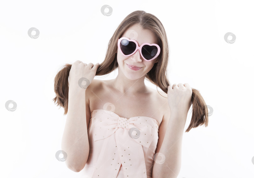 Скачать молодая девушка в розовом платье фотосток Ozero