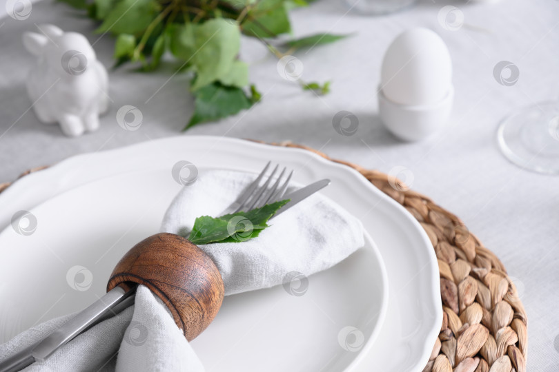 Скачать Пасхальная сервировка стола с белым кроликом и яйцами, свежими цветами. Закрыть. фотосток Ozero