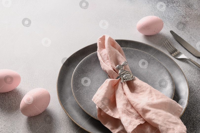 Скачать Пасхальный ужин с розовым яйцом, элегантная сервировка стола. фотосток Ozero