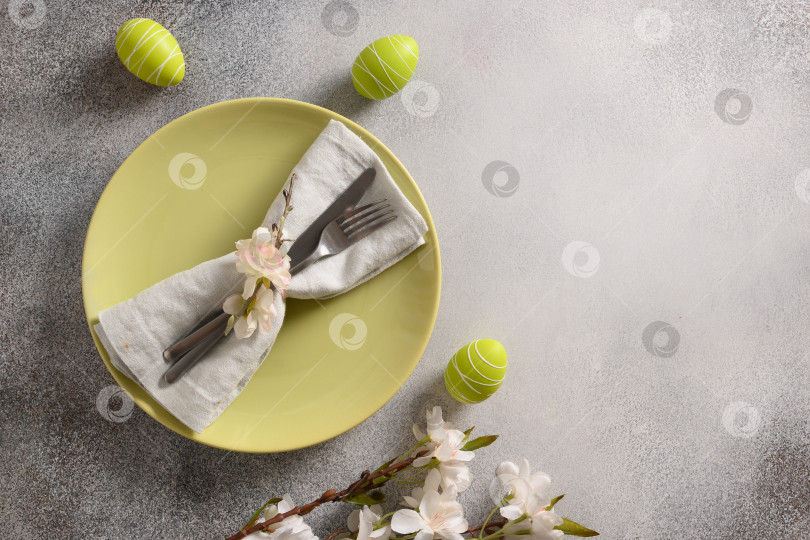 Скачать Пасхальная праздничная сервировка стола с весенним декором и разноцветными яйцами фотосток Ozero