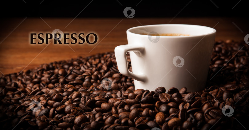 Скачать чашка черного кофе с обжаренными кофейными зернами фотосток Ozero