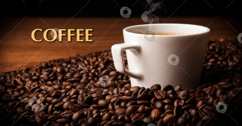 Скачать чашка черного кофе с обжаренными кофейными зернами фотосток Ozero