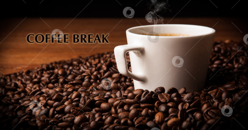 Скачать чашка черного кофе с обжаренными кофейными зернами с титульным кофе-брейком фотосток Ozero