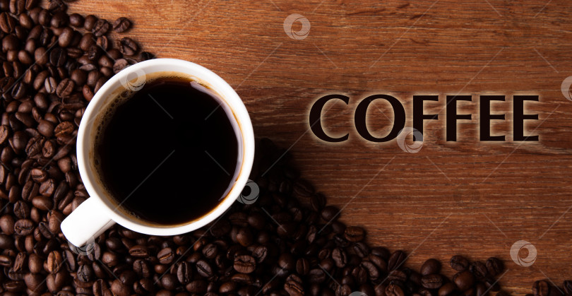 Скачать чашка черного кофе с обжаренными кофейными зернами с названием фотосток Ozero