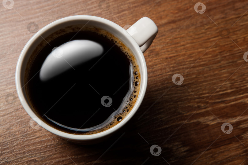 Скачать чашка черного кофе на столе фотосток Ozero