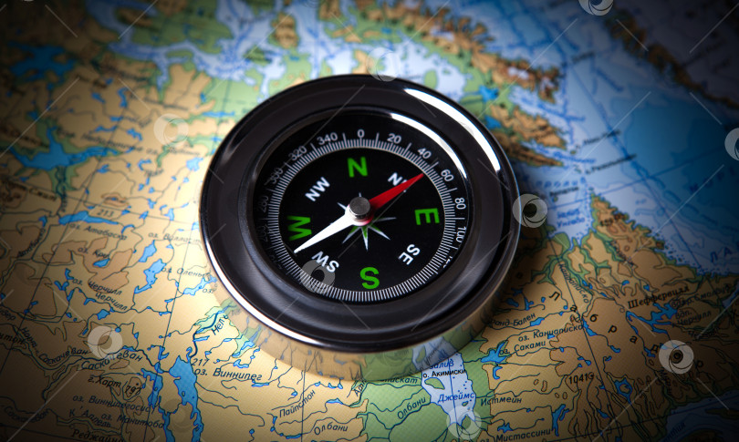 Скачать туристический компас, лежащий на карте фотосток Ozero
