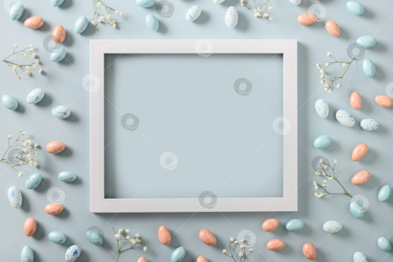 Скачать Пасхальный макет с пастельными шоколадными яйцами на синем фоне. фотосток Ozero
