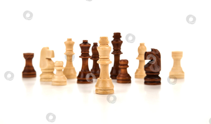 Скачать шахматные фигуры выстроились в ряд на сером фотосток Ozero
