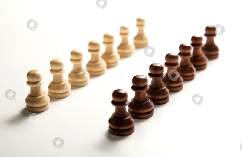 Скачать шахматные фигуры выстроились в ряд на белом поле фотосток Ozero