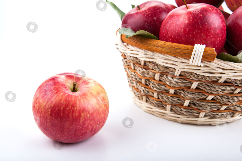 Скачать одно красное яблоко и корзинка с яблоками фотосток Ozero
