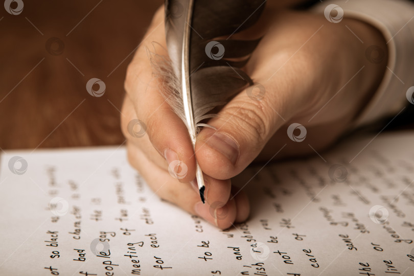 Скачать писатель пишет авторучкой на бумаге. фотосток Ozero