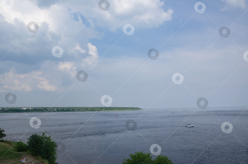 Скачать водный пейзаж с облаками и голубым небом. фотосток Ozero