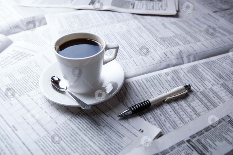 Скачать чашка кофе и газета фотосток Ozero