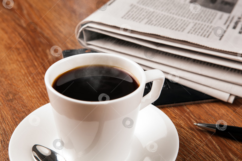 Скачать чашка кофе и газета фотосток Ozero