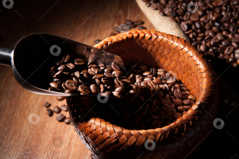 Скачать обжаренные кофейные зерна в бамбуковой корзинке фотосток Ozero