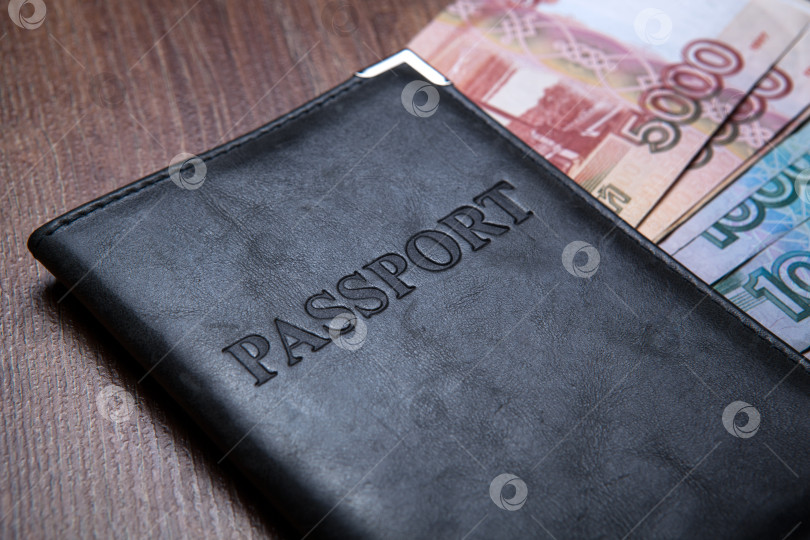 Скачать Паспорт на столе с бумажными деньгами фотосток Ozero