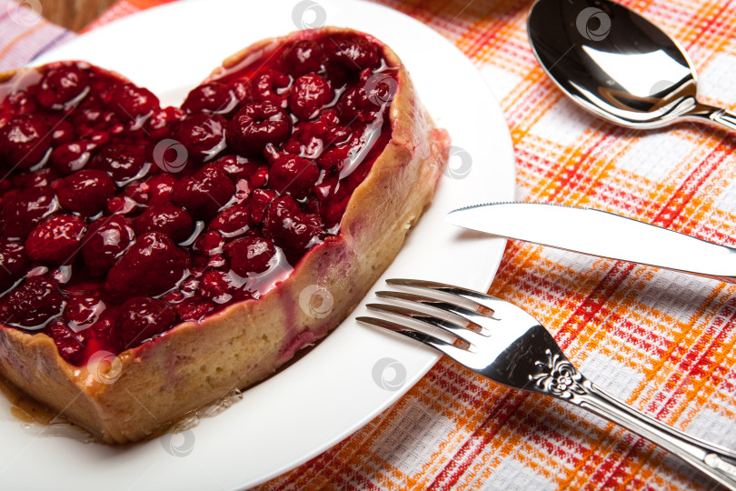 Скачать малиновый пирог в форме сердца фотосток Ozero