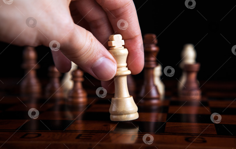 Скачать ход короля в шахматной партии фотосток Ozero