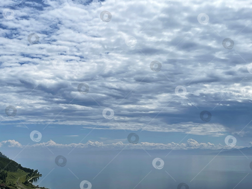 Скачать Прекрасный вид на озеро Байкал с легкой дымкой фотосток Ozero