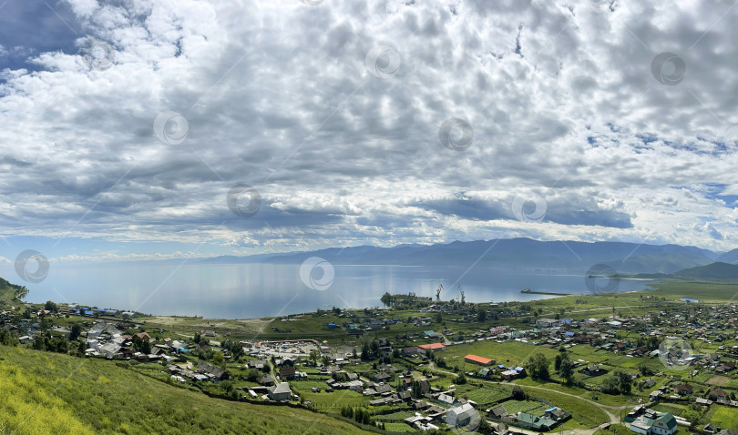 Скачать Озеро Байкал и село Култук, Иркутская область, Россия фотосток Ozero