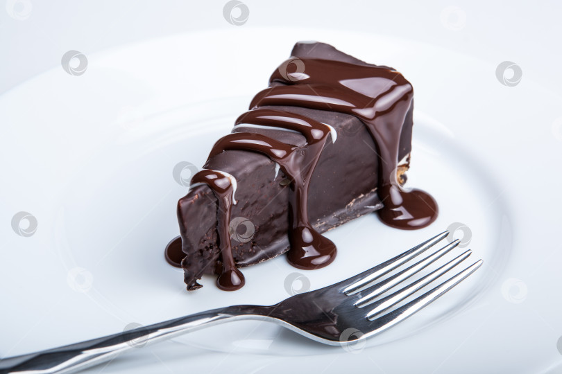 Скачать шоколадный торт на тарелке крупным планом фотосток Ozero