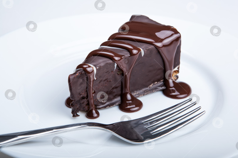 Скачать шоколадный торт на тарелке крупным планом фотосток Ozero
