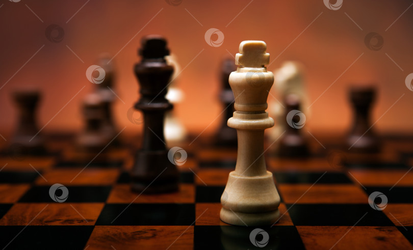 Скачать игра в шахматы с фигурами на столе фотосток Ozero