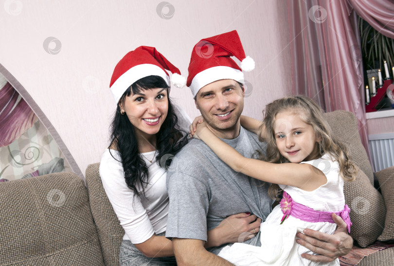 Скачать молодая семья с дочерью на Рождество фотосток Ozero