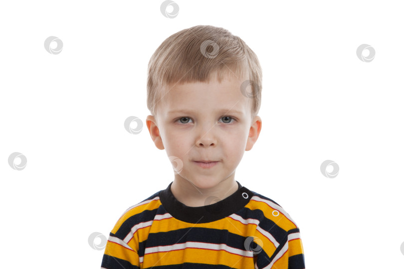 Скачать маленький мальчик стоит в полосатой футболке фотосток Ozero