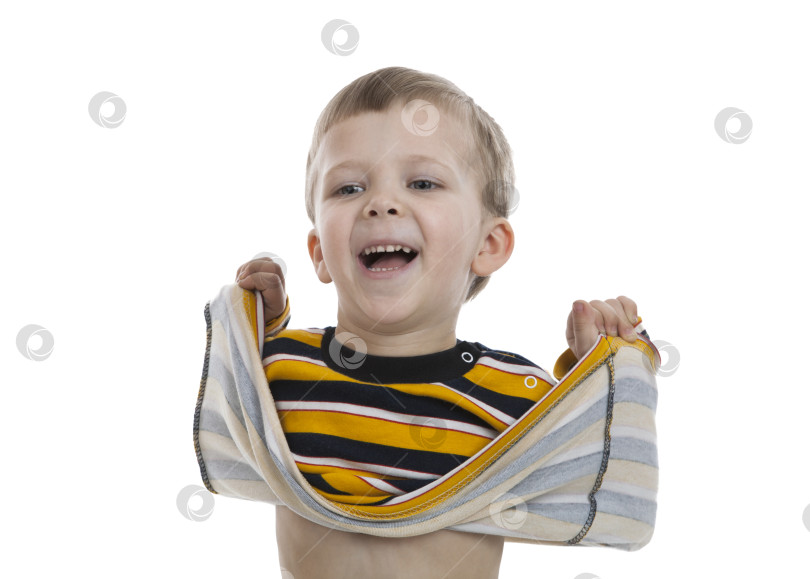 Скачать маленький мальчик стоит в полосатой футболке фотосток Ozero