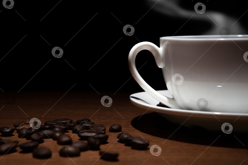 Скачать чашка кофе в зернах на столе фотосток Ozero