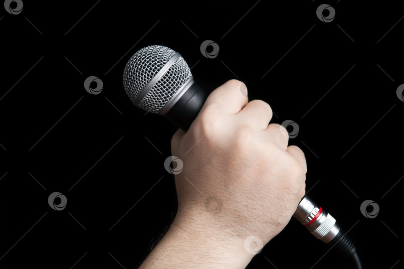 Скачать мужская рука, держащая микрофон фотосток Ozero