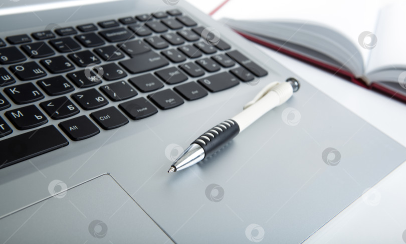 Скачать современный ноутбук на столе и ручка крупным планом фотосток Ozero