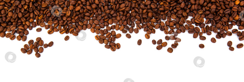 Скачать обжаренные кофейные зерна на белом фоне фотосток Ozero
