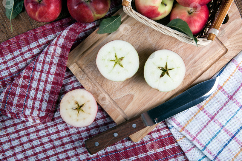 Скачать Натюрморт из множества яблок на салфетке в корзинке на салфетке фотосток Ozero
