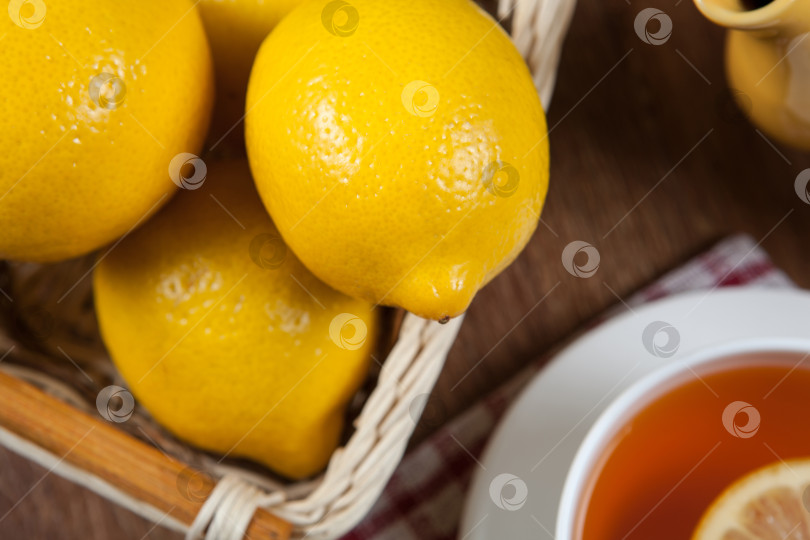 Скачать Натюрморт из свежих лимонов в корзинке фотосток Ozero