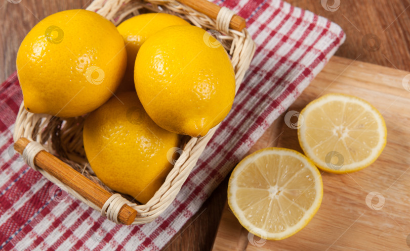 Скачать Натюрморт из свежих лимонов в корзинке фотосток Ozero