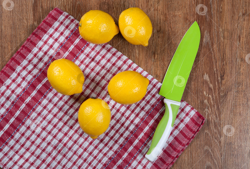 Скачать Натюрморт из свежих лимонов на деревянном столе фотосток Ozero